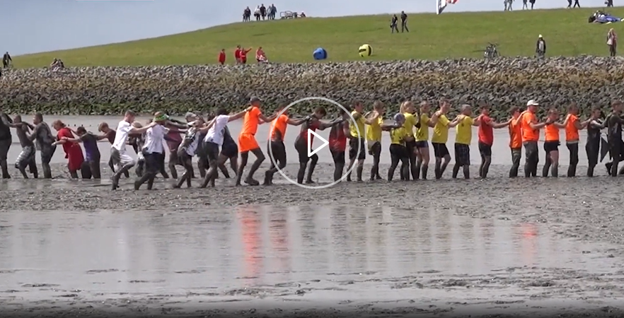 Teilnehmer der Weltrekord-Wattpolonäse, darunter Thomas Beer (fünfter von rechts, mit Mütze)